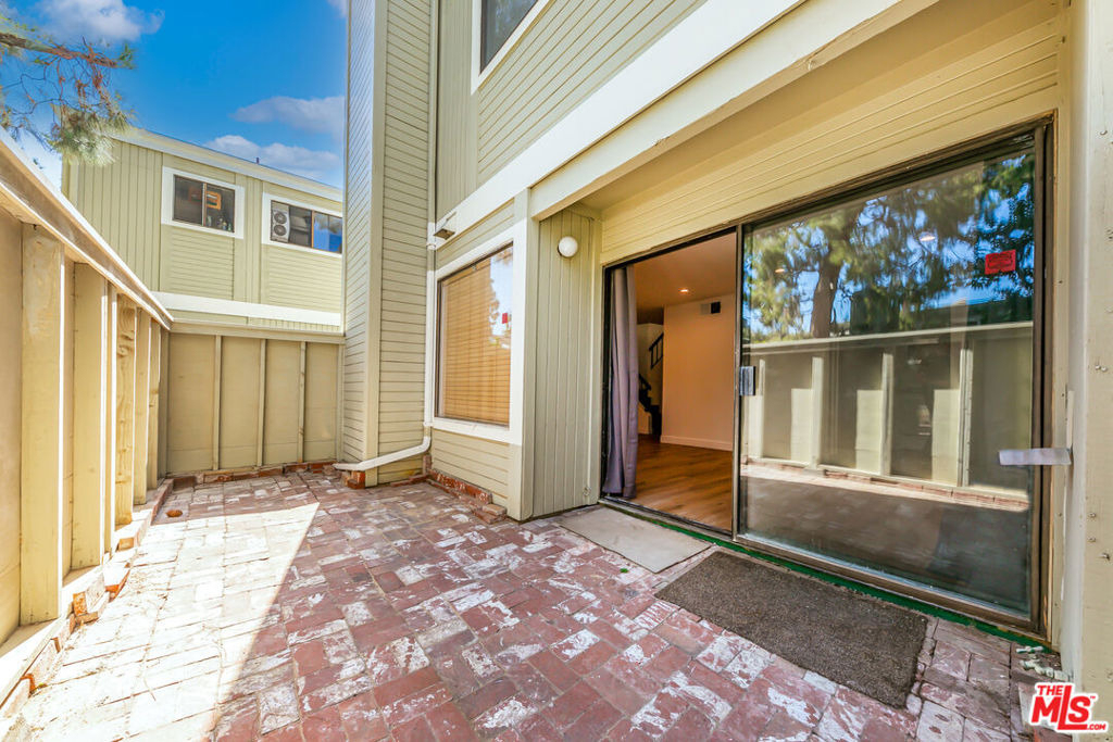 22135 Burbank Boulevard - Photo 8