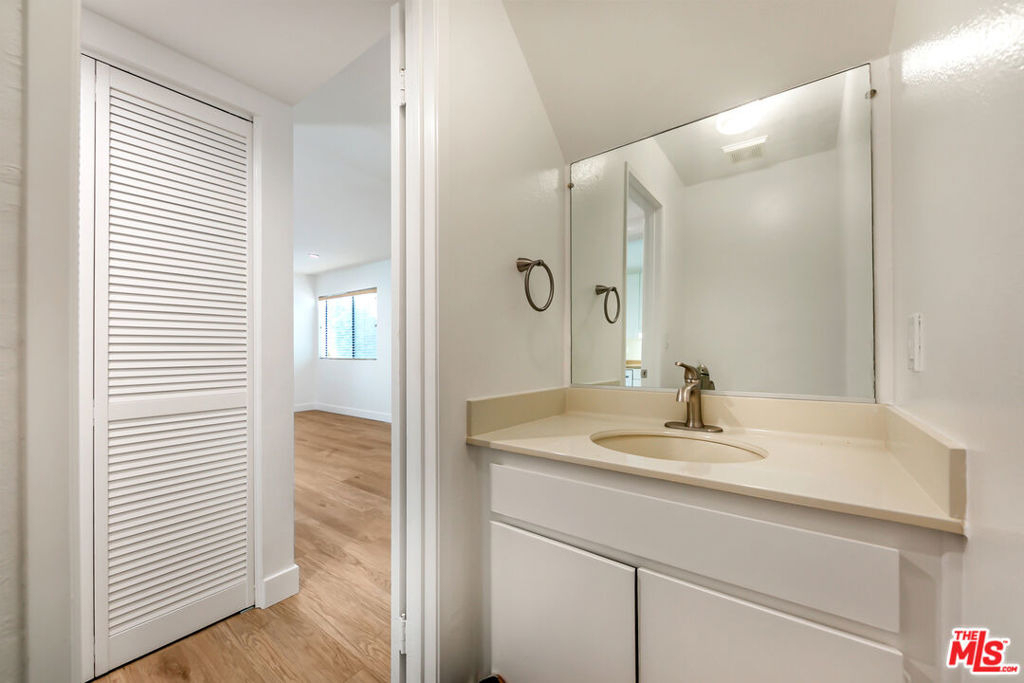 22135 Burbank Boulevard - Photo 17