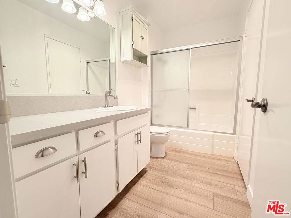 22135 Burbank Boulevard - Photo 32