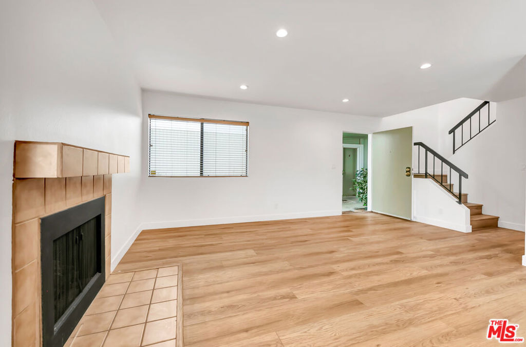 22135 Burbank Boulevard - Photo 4