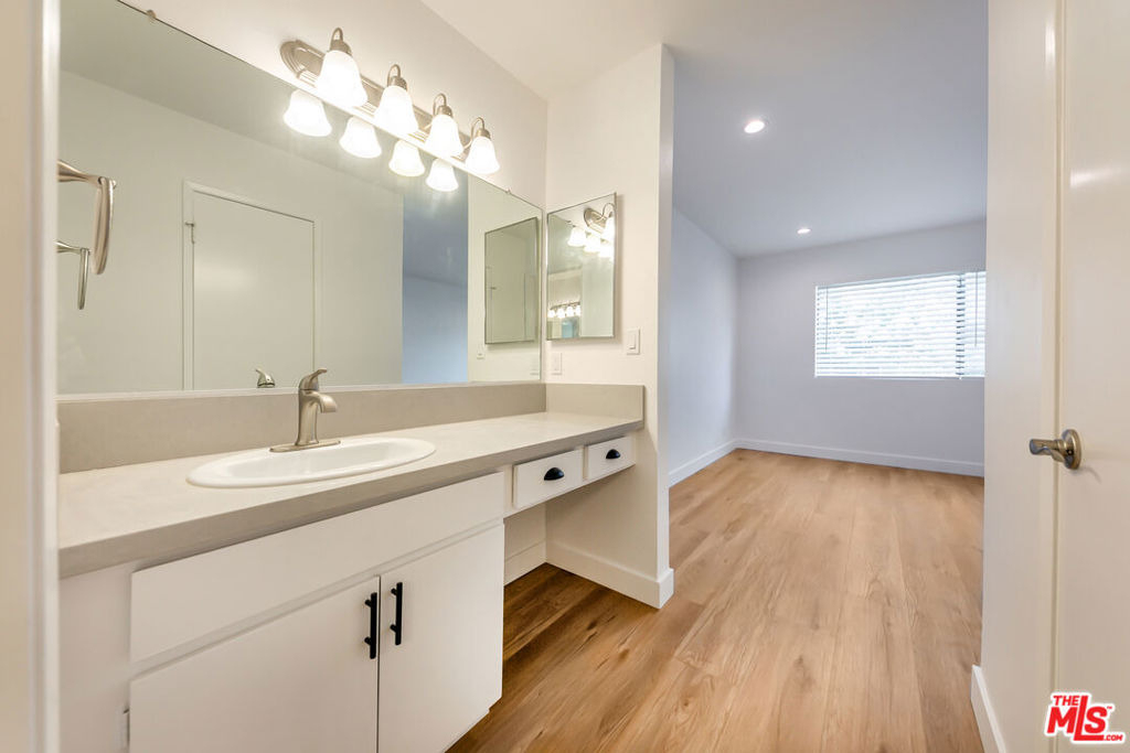 22135 Burbank Boulevard - Photo 27