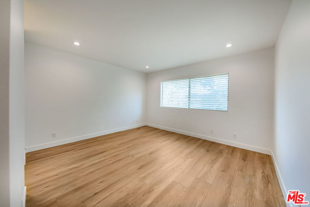 22135 Burbank Boulevard - Photo 24