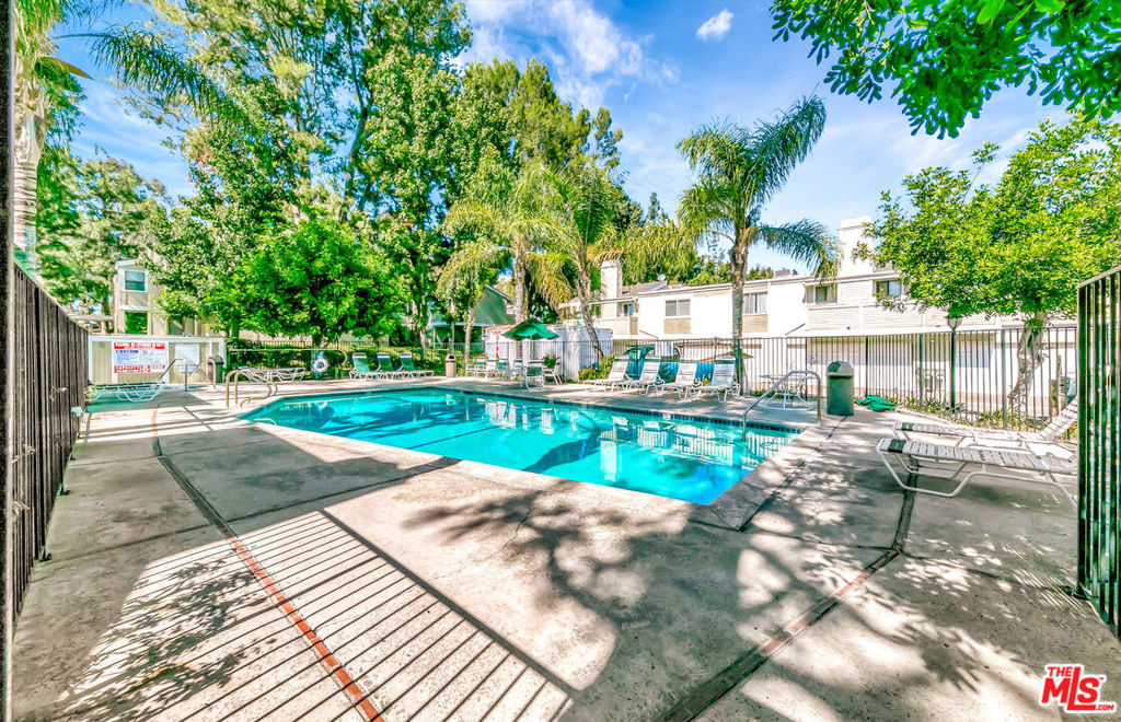 22135 Burbank Boulevard - Photo 41