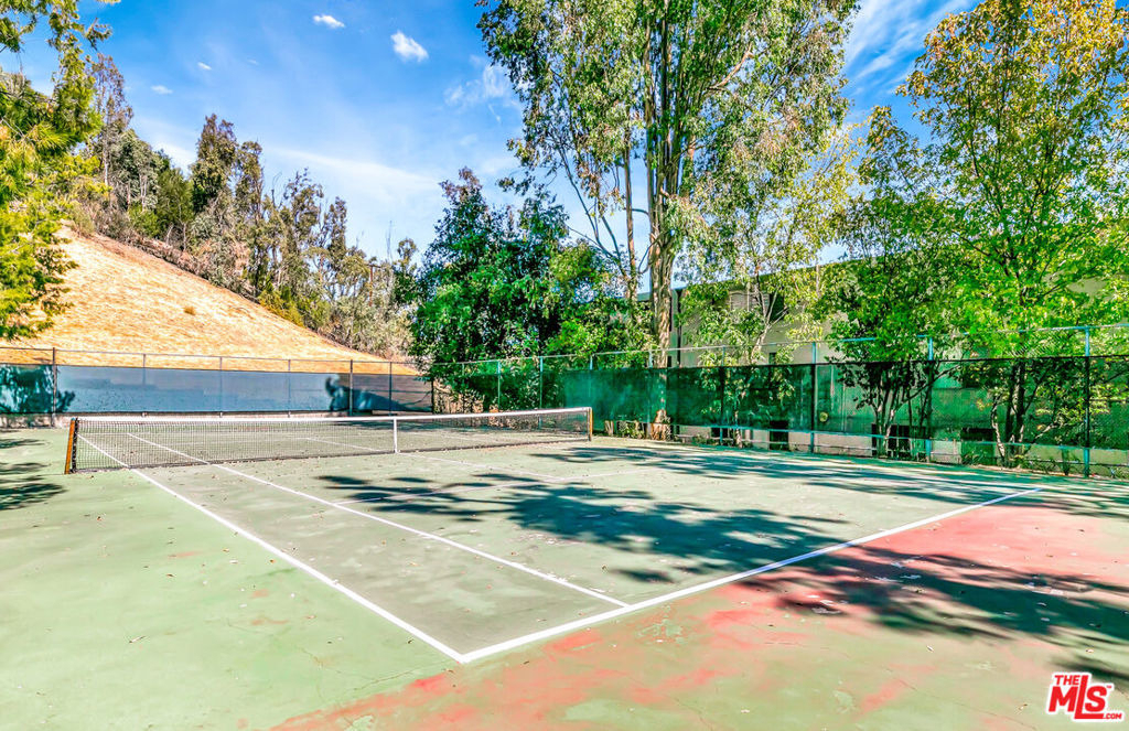 22135 Burbank Boulevard - Photo 46