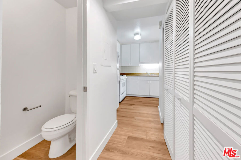 22135 Burbank Boulevard - Photo 15