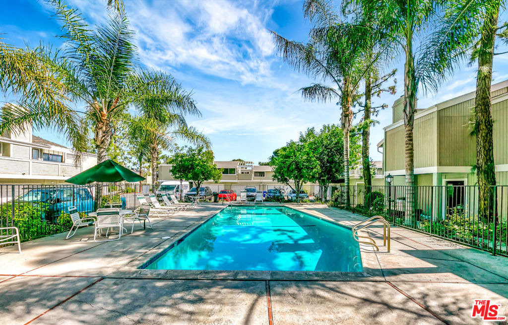 22135 Burbank Boulevard - Photo 45