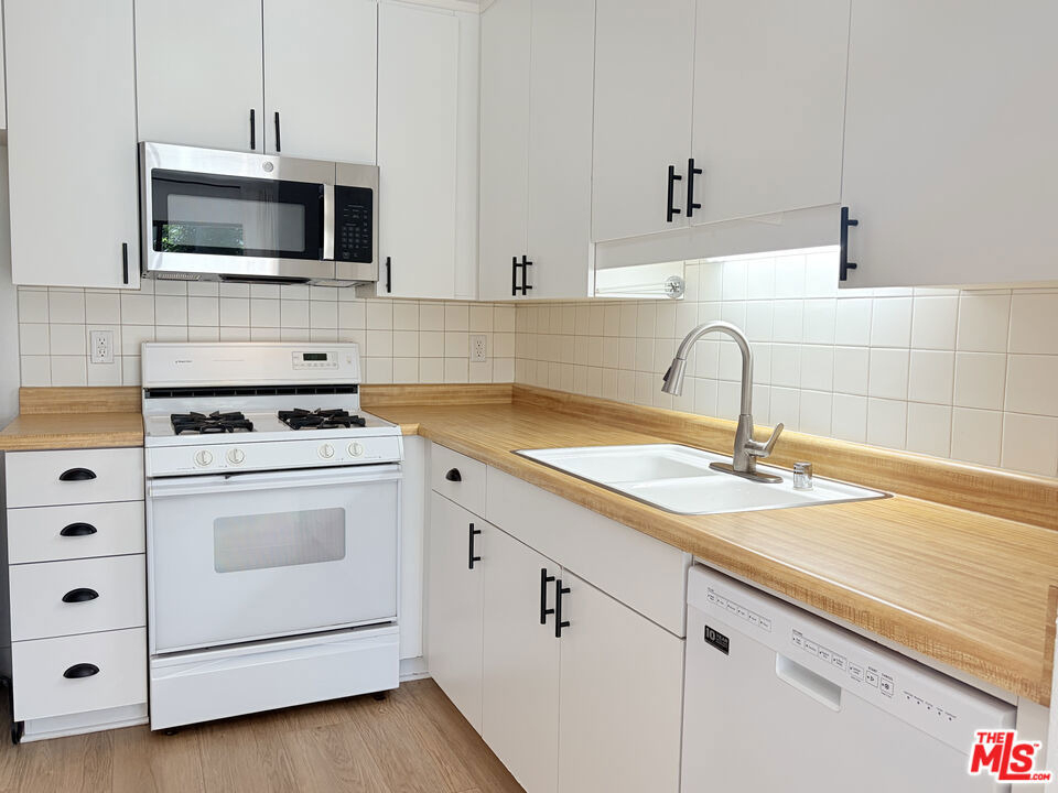 22135 Burbank Boulevard - Photo 11