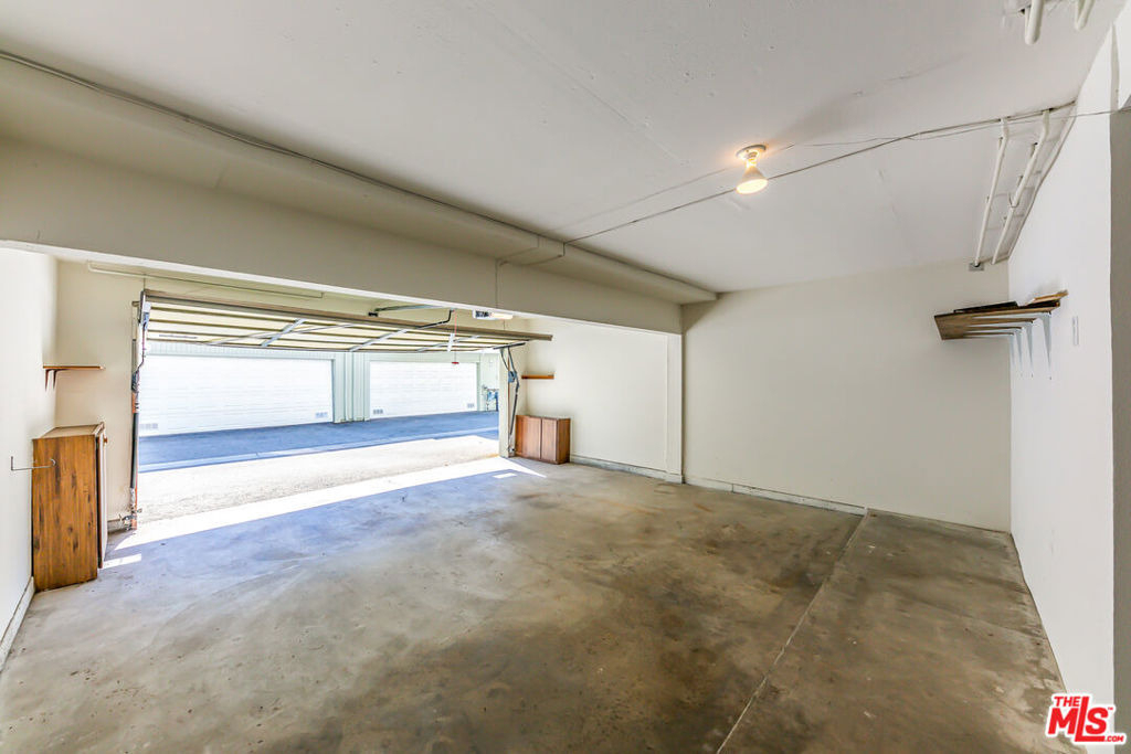 22135 Burbank Boulevard - Photo 33