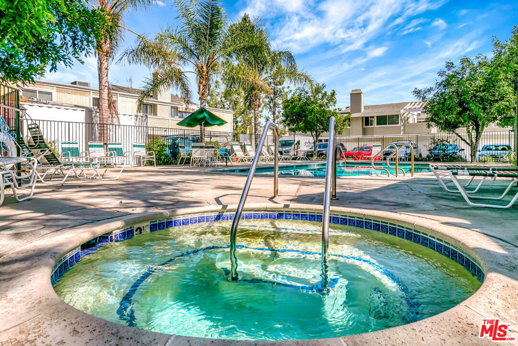 22135 Burbank Boulevard - Photo 44