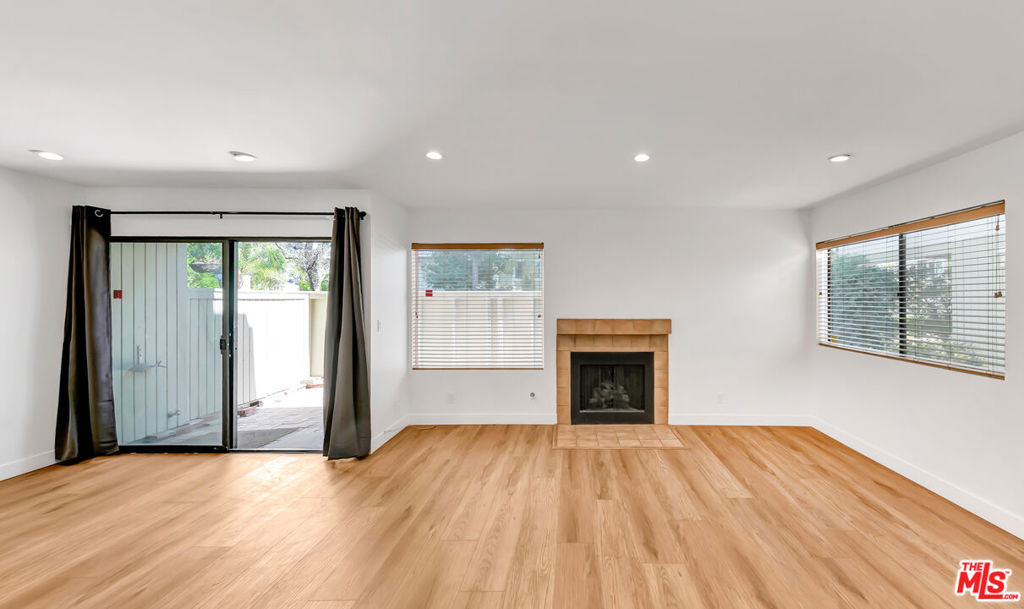22135 Burbank Boulevard - Photo 5