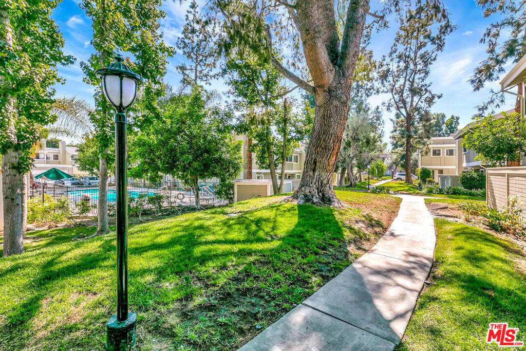 22135 Burbank Boulevard - Photo 36