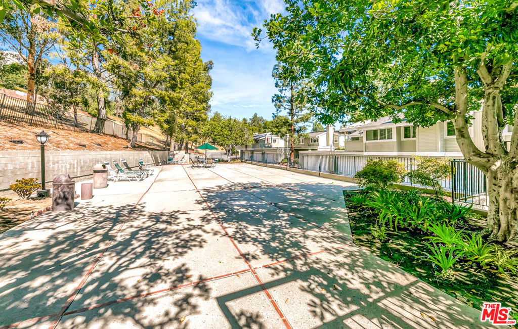22135 Burbank Boulevard - Photo 38