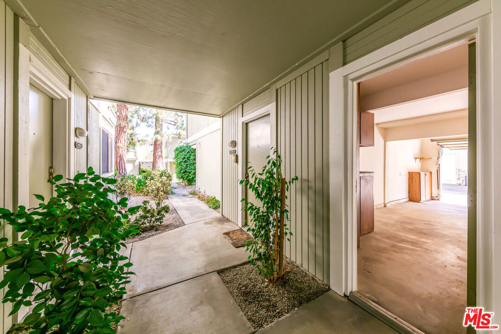22135 Burbank Boulevard - Photo 33