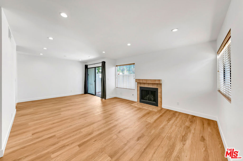 22135 Burbank Boulevard - Photo 3
