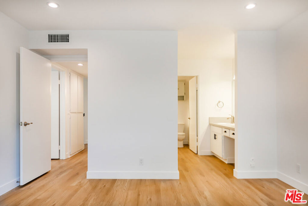 22135 Burbank Boulevard - Photo 26
