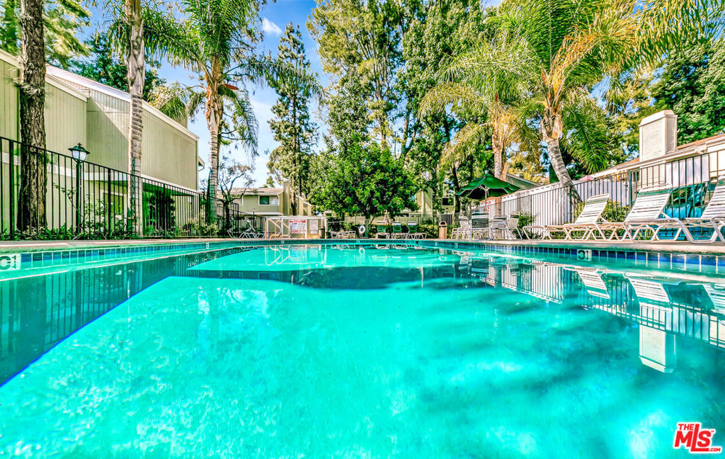 22135 Burbank Boulevard - Photo 43