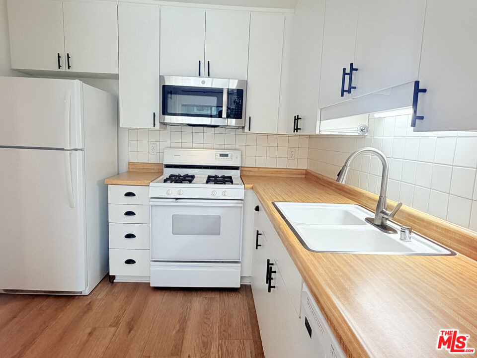 22135 Burbank Boulevard - Photo 10