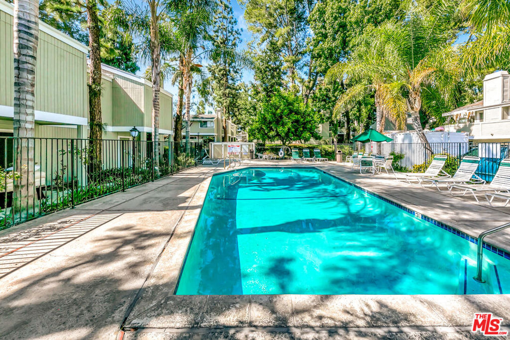 22135 Burbank Boulevard - Photo 40