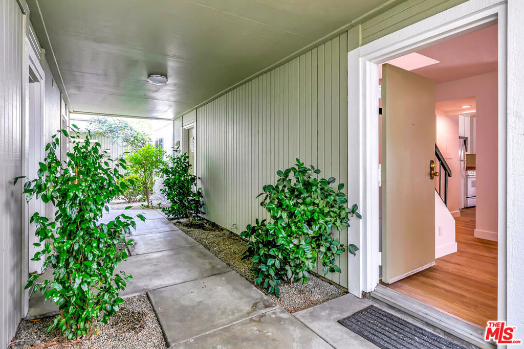 22135 Burbank Boulevard - Photo 2