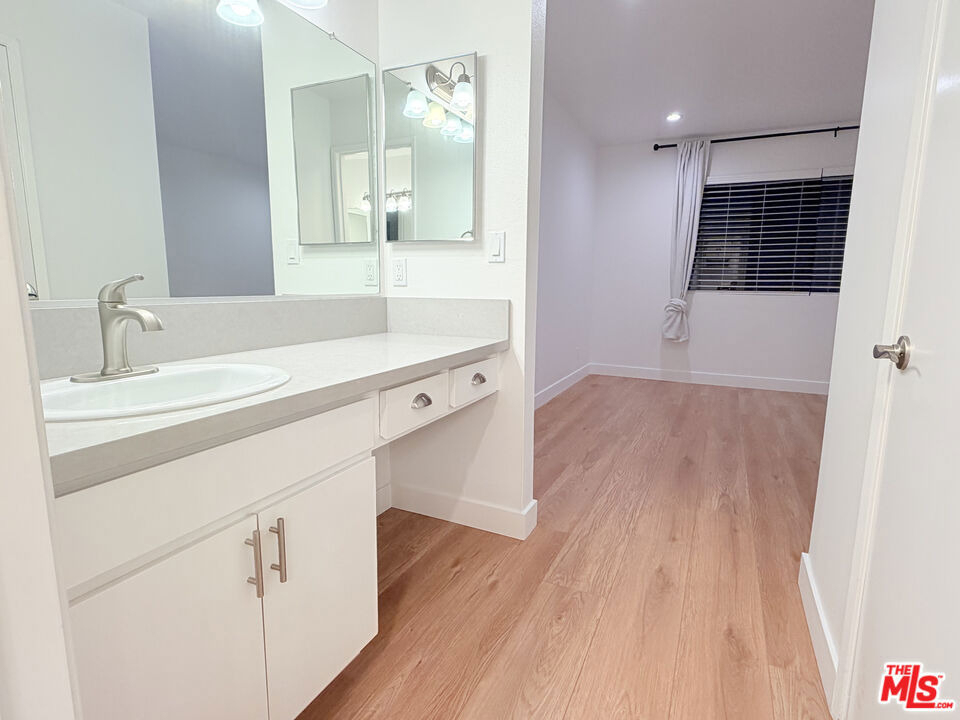 22135 Burbank Boulevard - Photo 28