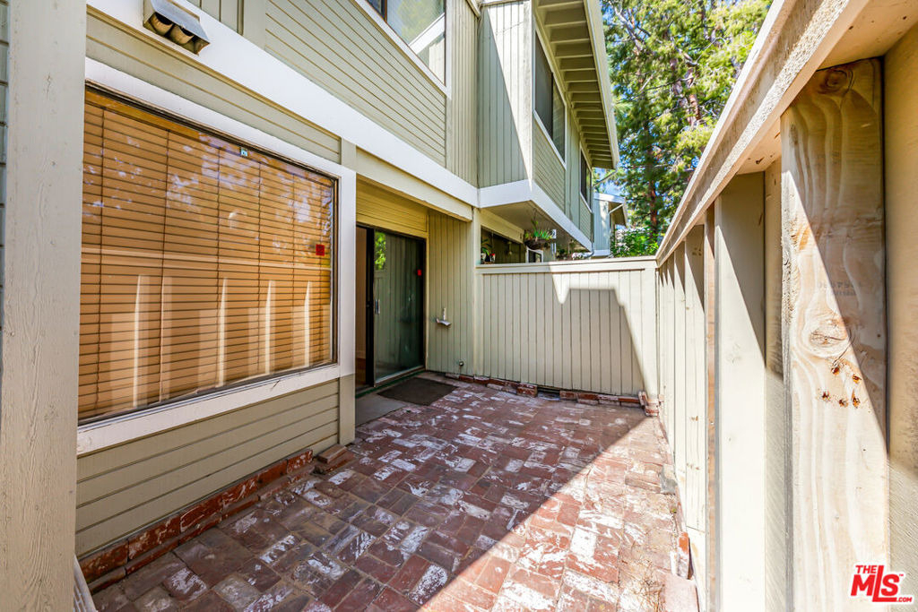 22135 Burbank Boulevard - Photo 9