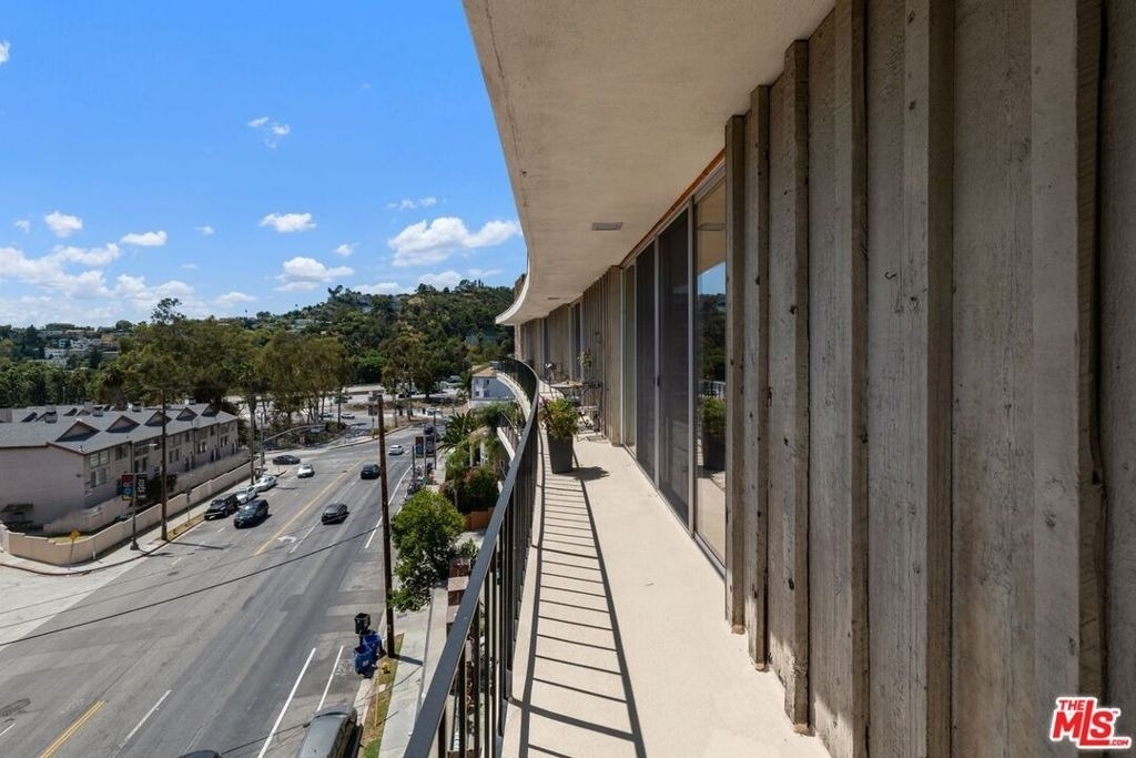 2260 N Cahuenga Boulevard - Photo 29