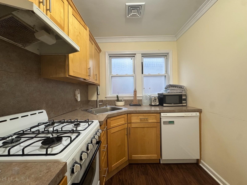 166th Street - Photo 3