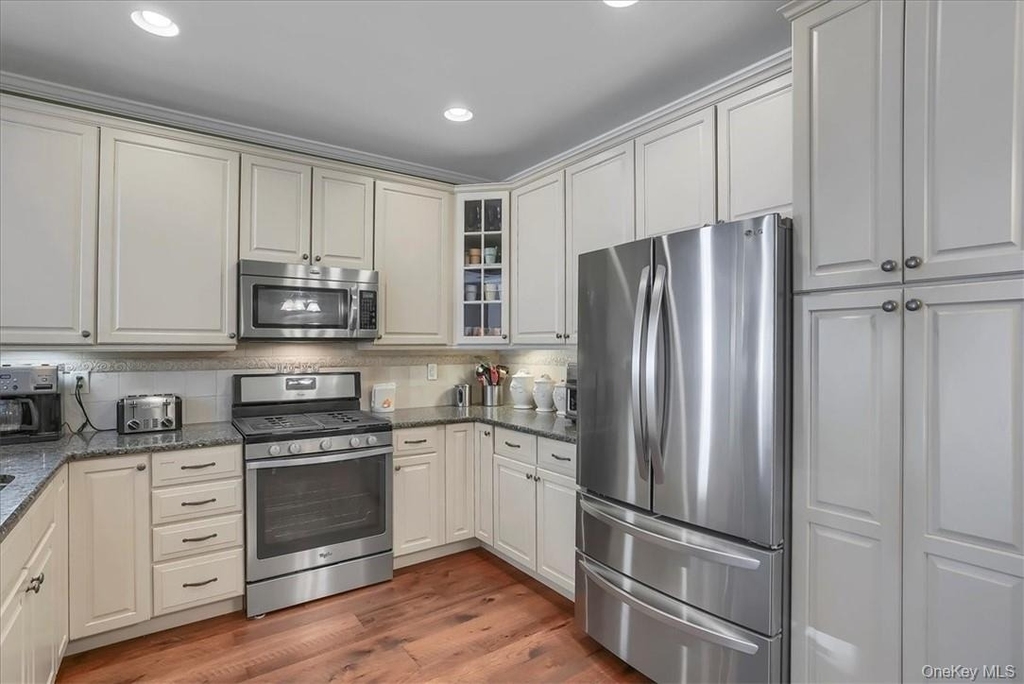 2814 Bennington Drive - Photo 2