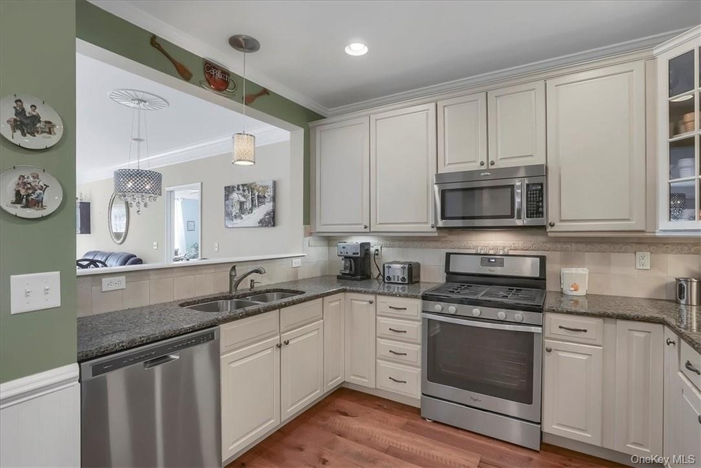 2814 Bennington Drive - Photo 1