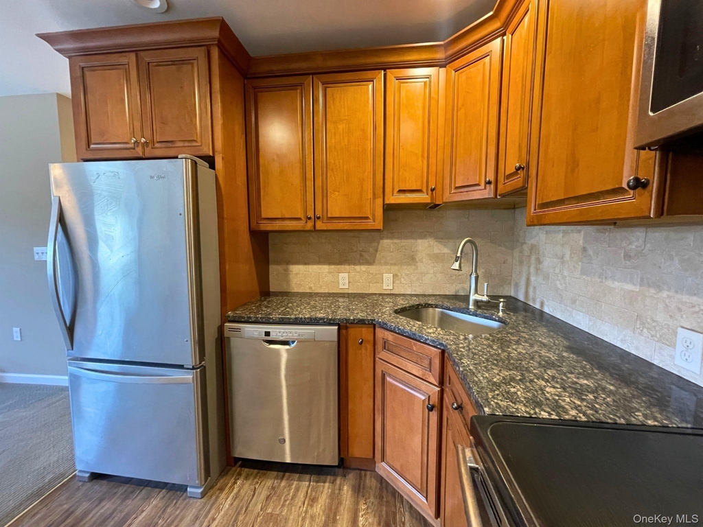 10 Colonial Avenue - Photo 8