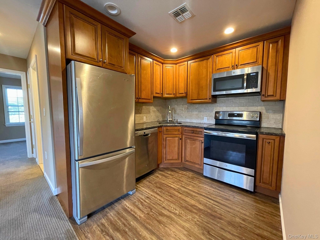 10 Colonial Avenue - Photo 6