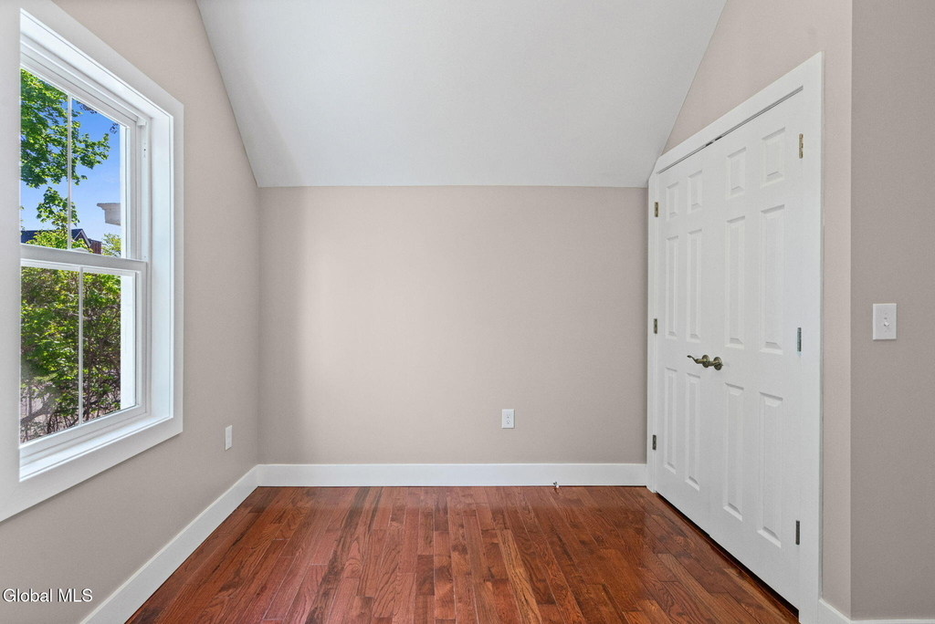 521 Warren Street - Photo 13