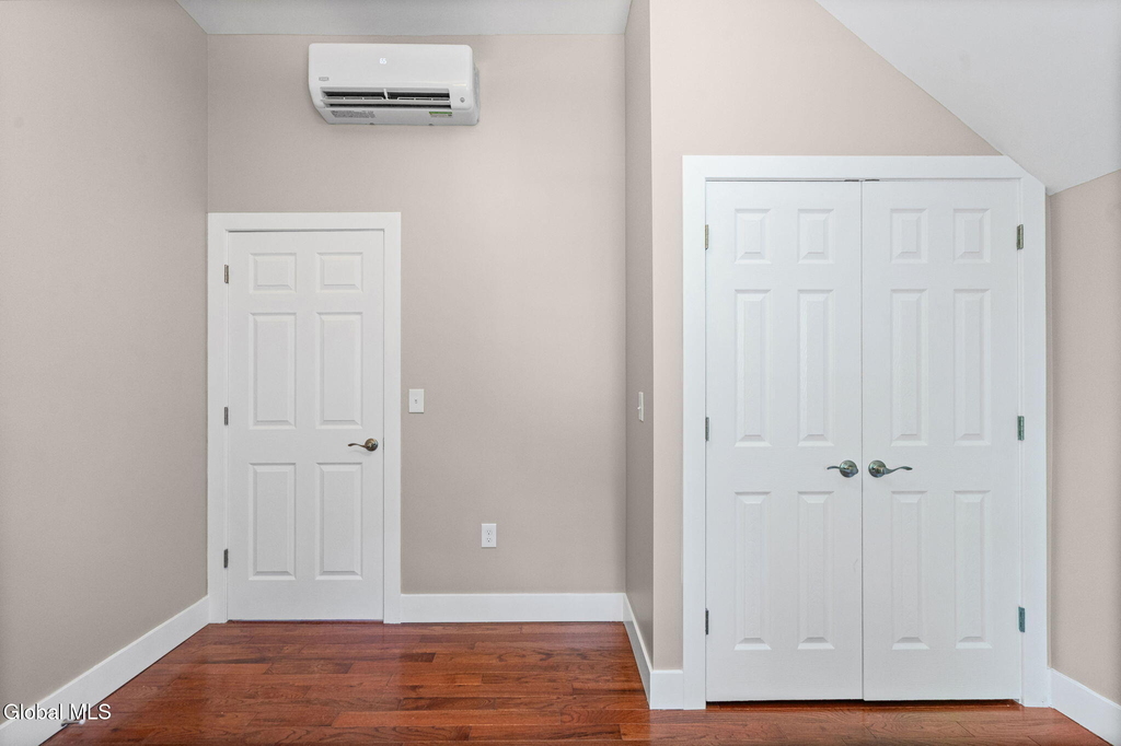 521 Warren Street - Photo 4