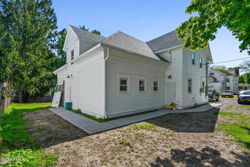 521 Warren Street - Photo 0