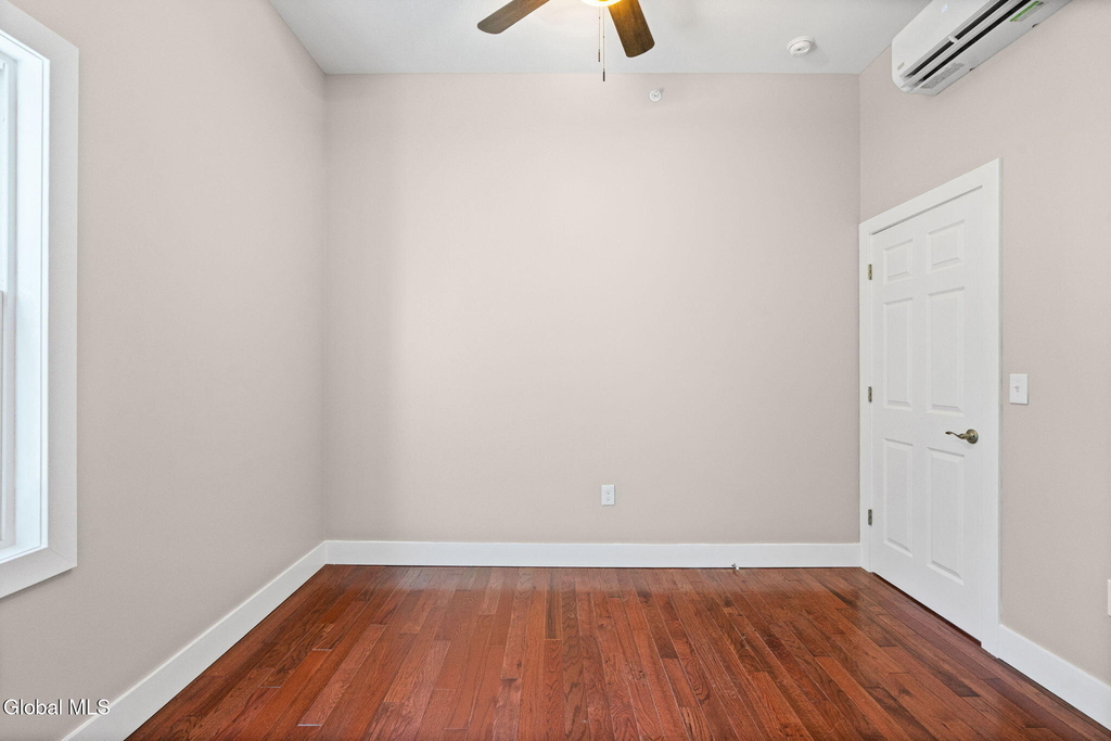 521 Warren Street - Photo 4