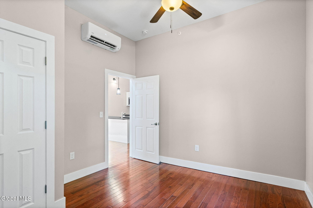 521 Warren Street - Photo 11