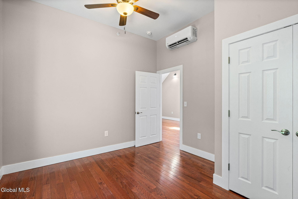 521 Warren Street - Photo 5