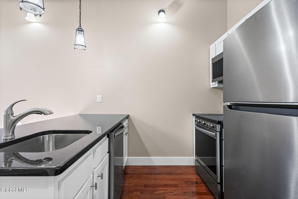 521 Warren Street - Photo 19