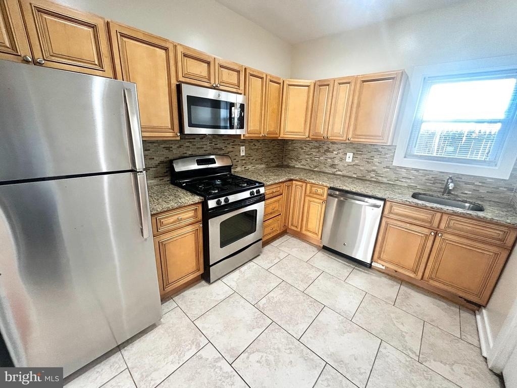 2105 W Seybert Street - Photo 5