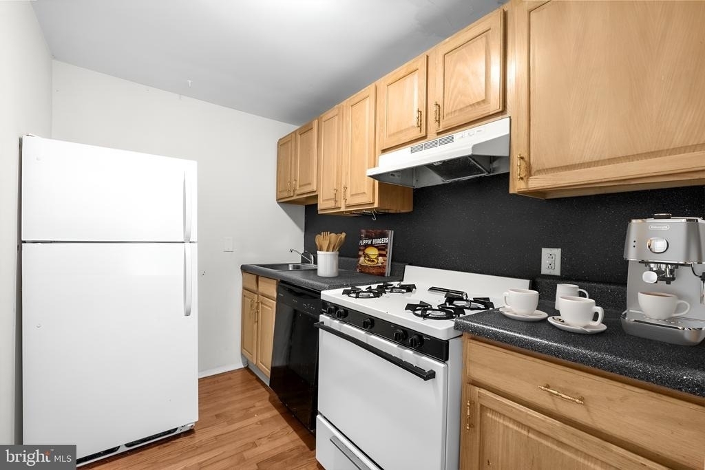 234 Bainbridge Street - Photo 4
