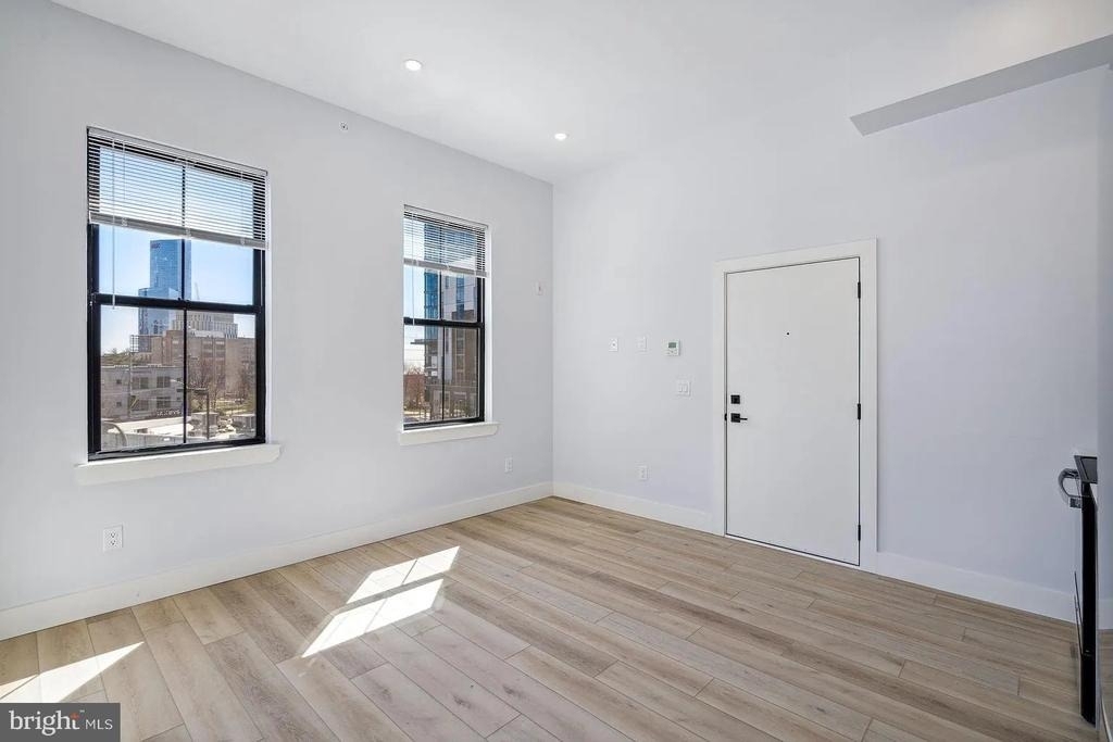 3439-1 Lancaster Avenue - Photo 9