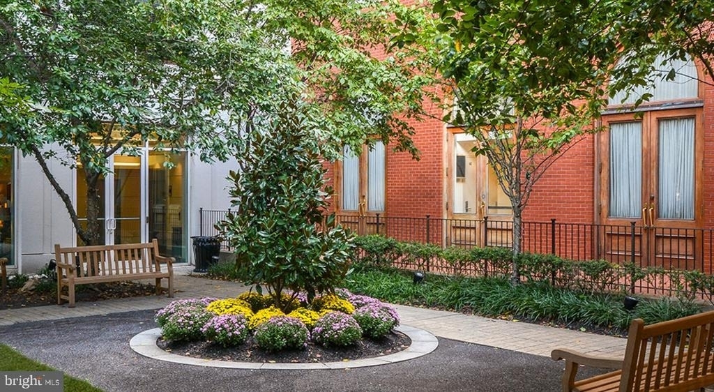 207 W Washington Square - Photo 25