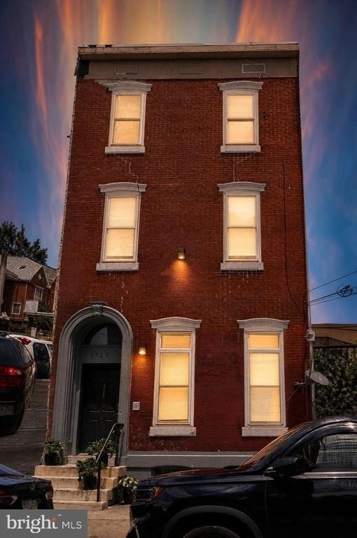 1729 W Master Street - Photo 0