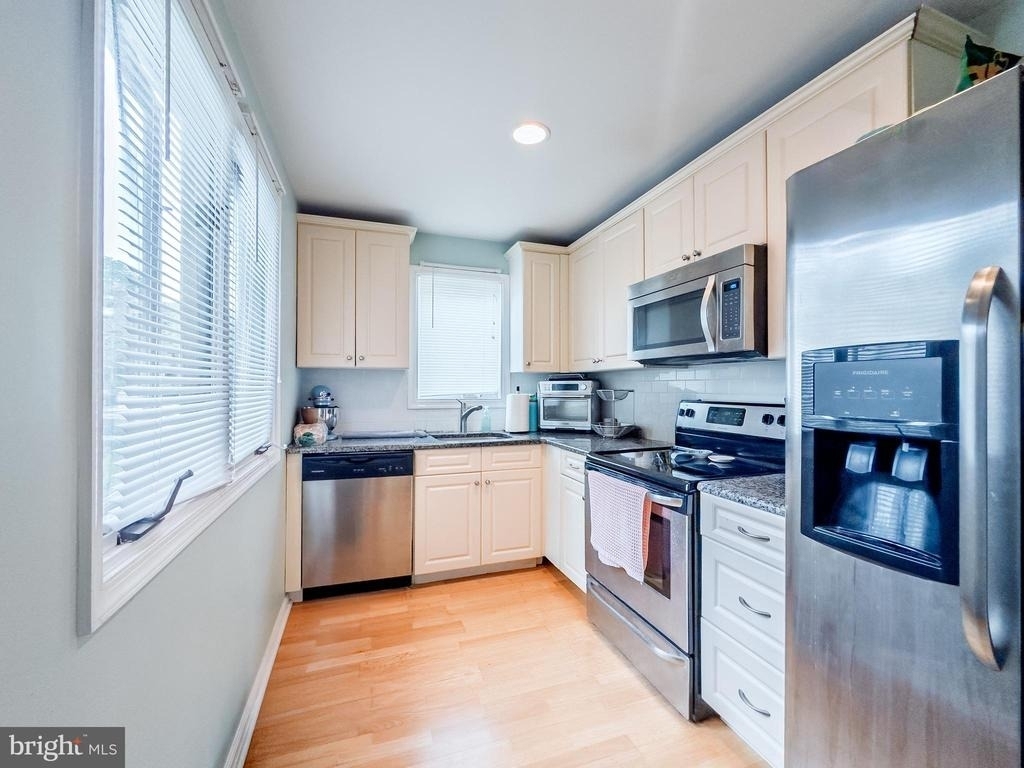 116 Montrose Avenue - Photo 4