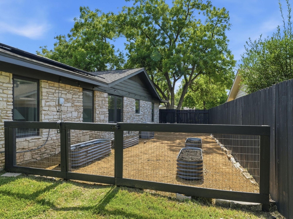 7600 Shoal Creek Blvd - Photo 32
