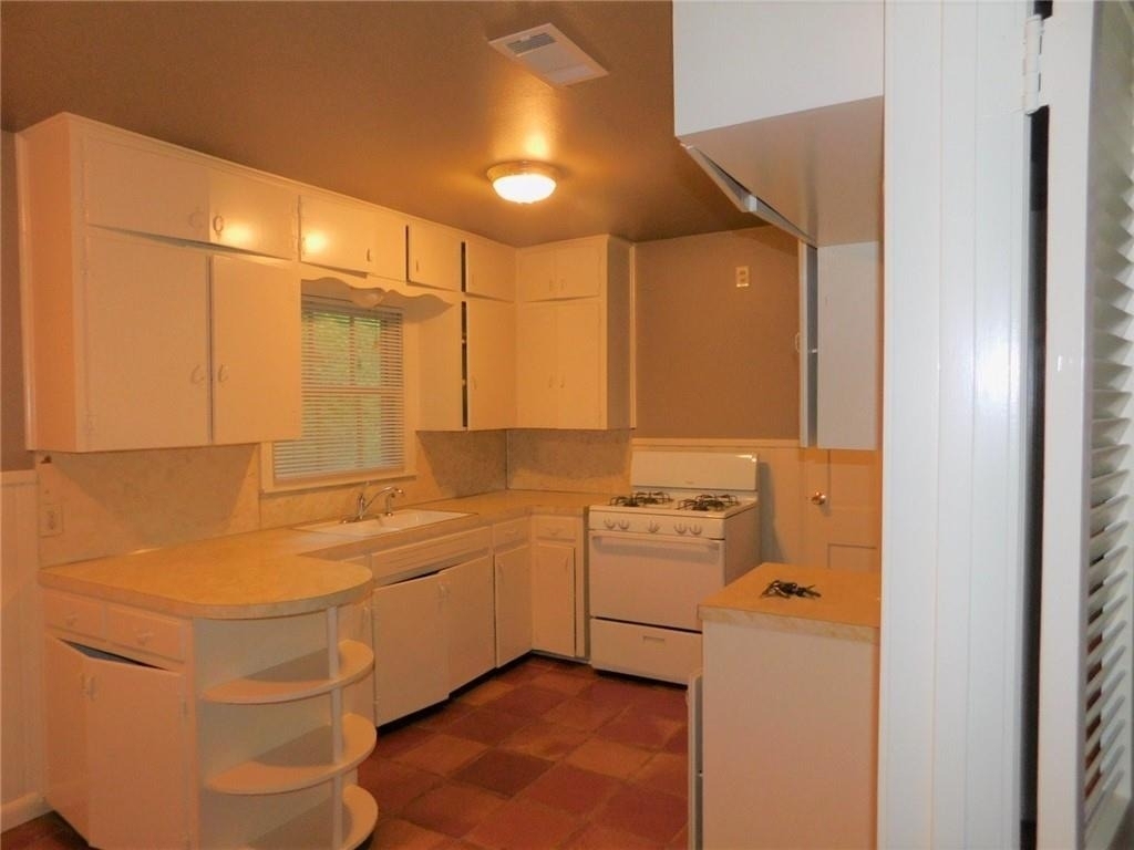 1400 Berkshire Dr - Photo 4