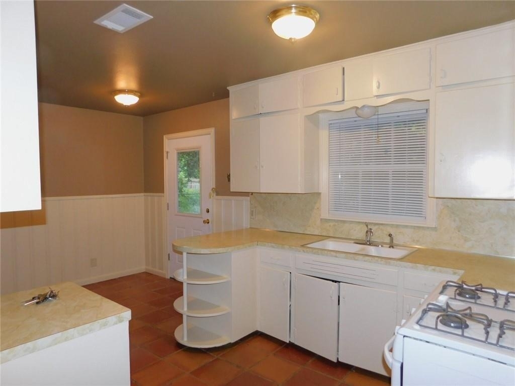 1400 Berkshire Dr - Photo 9