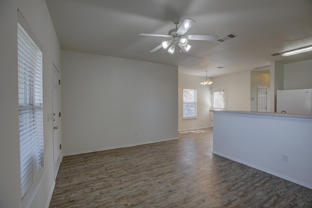 1102 E 3rd St - Photo 6