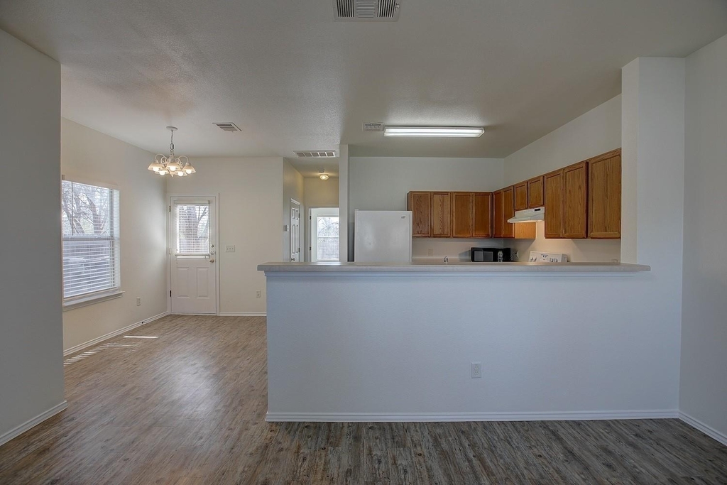 1102 E 3rd St - Photo 8