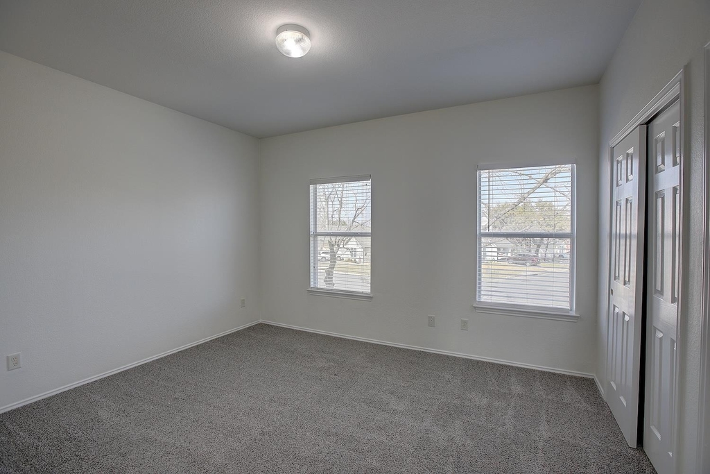 1102 E 3rd St - Photo 26